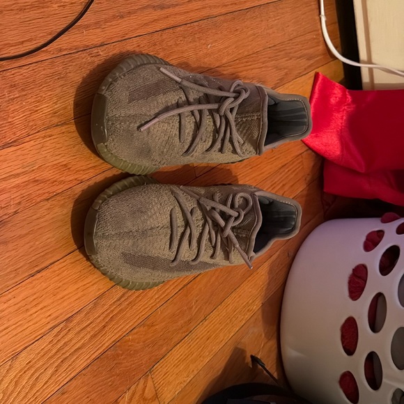 Women’s yeezy - Picture 1 of 3